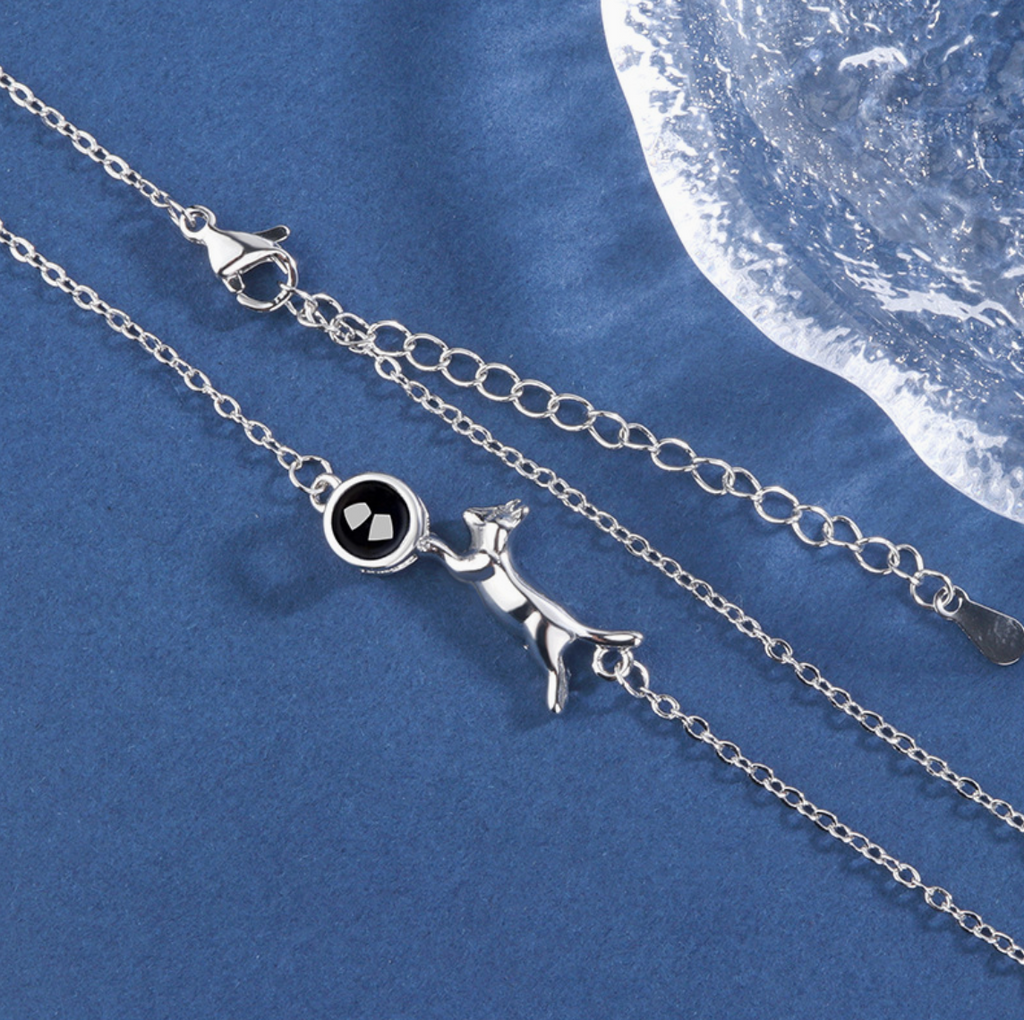 Chasing Cat Projection Necklace – Capture Your Memories in a Playful Glow