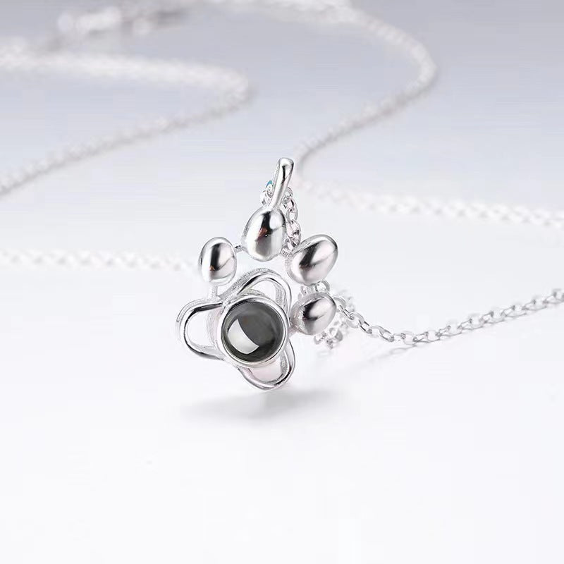 Aynaria “Paw Light” Projection Necklace – Keep Your Pet’s Love Close to Your Heart