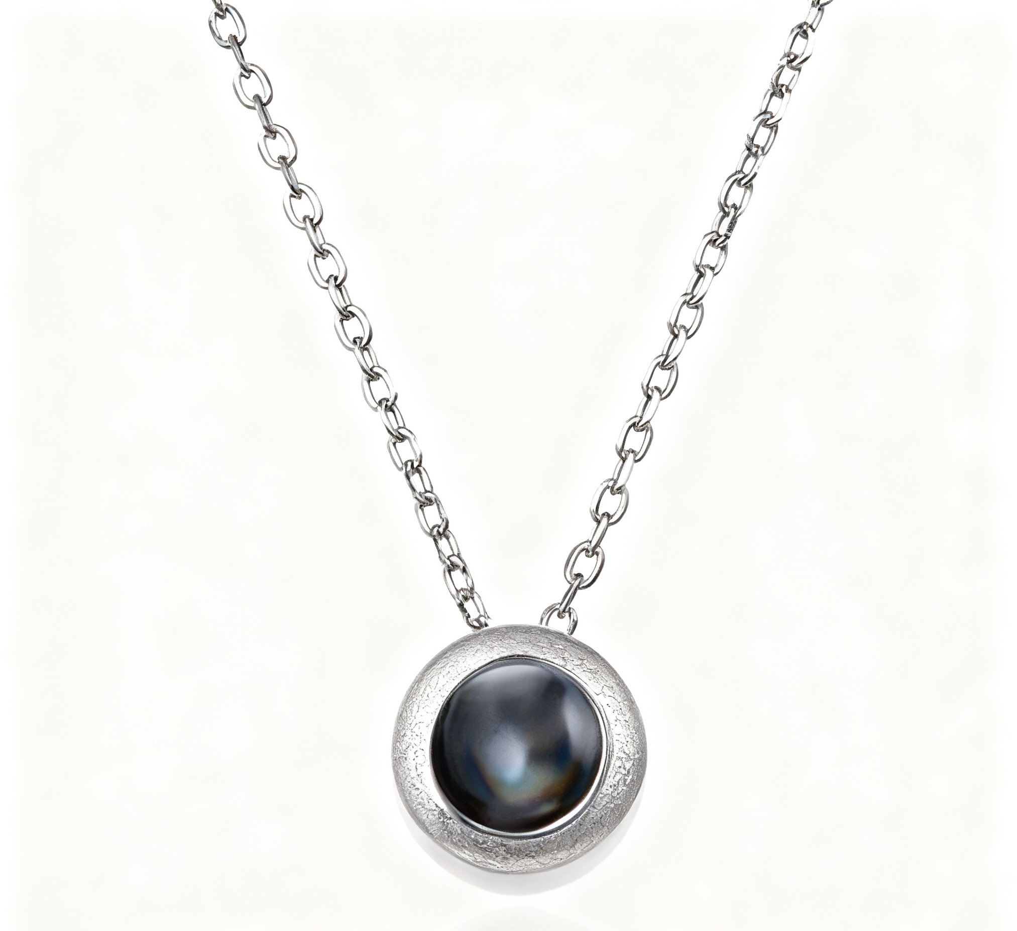 Luminous Circle Projection Necklace– Simple, Elegant, Eternal
